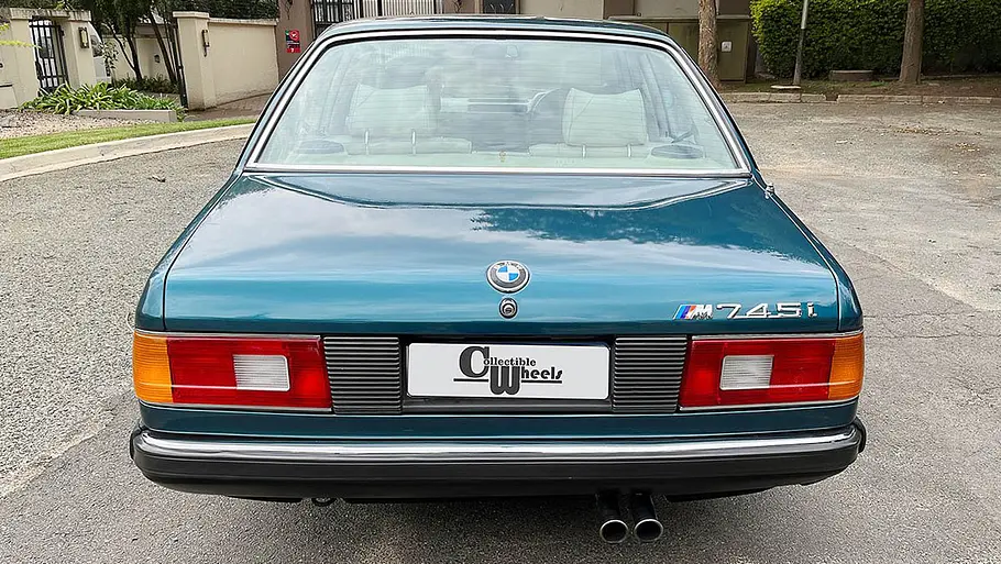 Die Heckansicht des BMW 745i SA.