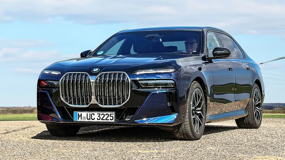 BMW 7er Blick von schräg vorne auf den BMW 7er.