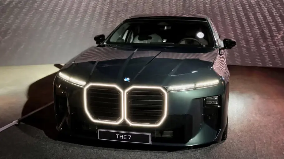 BMW 7er (2026) Blick von schräg vorne auf den BMW 7er (2026).