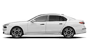 Der BMW 7er steht vor weißem Hintergrund, von links abgebildet. - Foto: Carwow