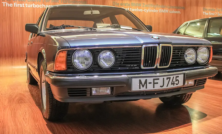 Ein BMW 7er der Baureihe E23 stehend im BMW-Museum.