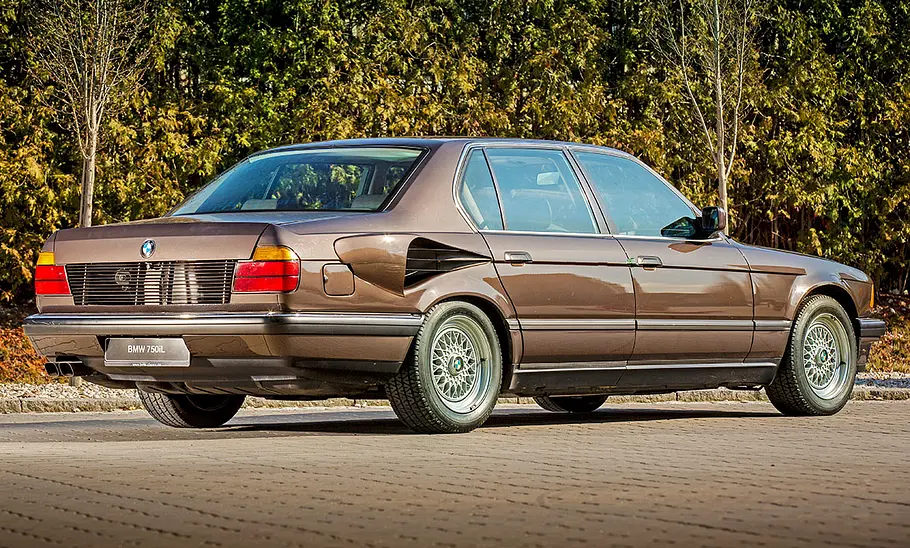 BMW 735iL V16 Goldfisch Der BMW 735iL V16 Goldfisch stehend von schräg hinten.