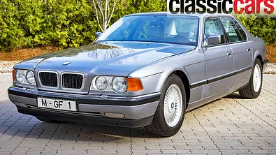 Der BMW 750iL V16 stehend von schräg vorne. - Foto: BMW/Gudrun Muschalla