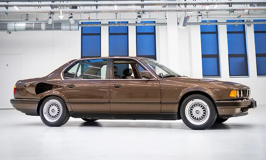 BMW 735iL V16 Goldfisch Der BMW 735iL V16 Goldfisch stehend seitlich.