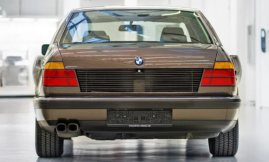 BMW 735iL V16 Goldfisch Der BMW 735iL V16 Goldfisch stehend von hinten.