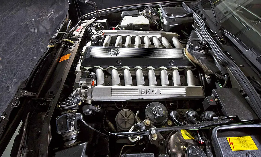Der Motor des BMW 735iL V16 Goldfisch.