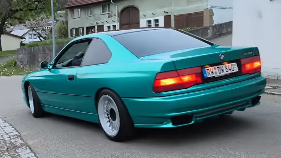 BMW 840d (E31) Der BMW 840d (E31) fahrend von hinten