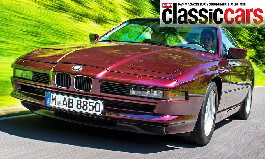 Der BMW 850i fahrend von schräg vorne.