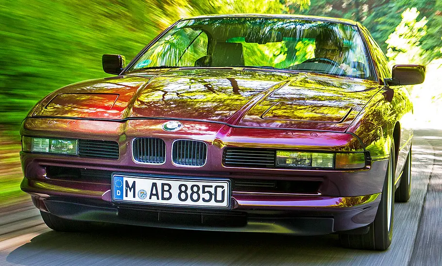 Der BMW 850i fahrend von vorne.