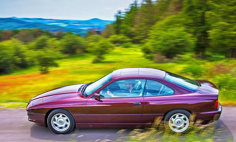 Der BMW 850i fahrend seitlich.
