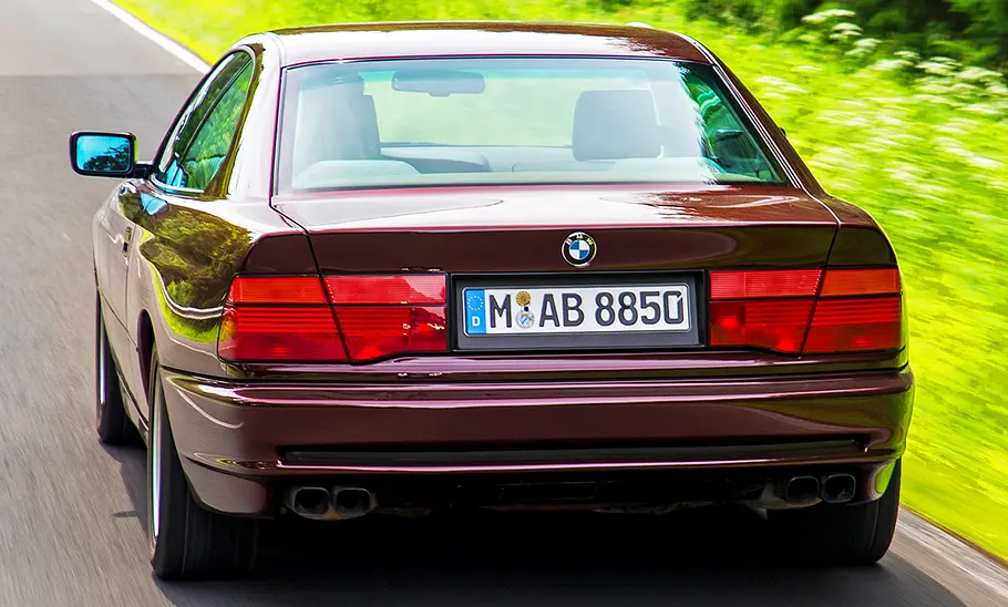 Der BMW 850i fahrend von hinten.