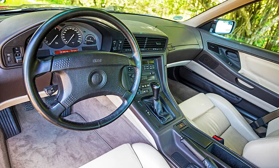 Das Cockpit des BMW 850i.