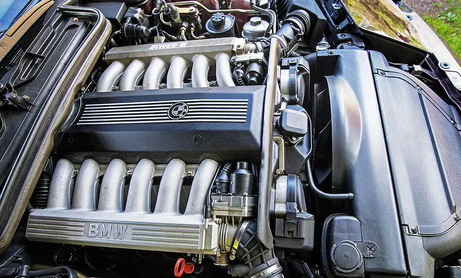 Der Motor des BMW 850i.