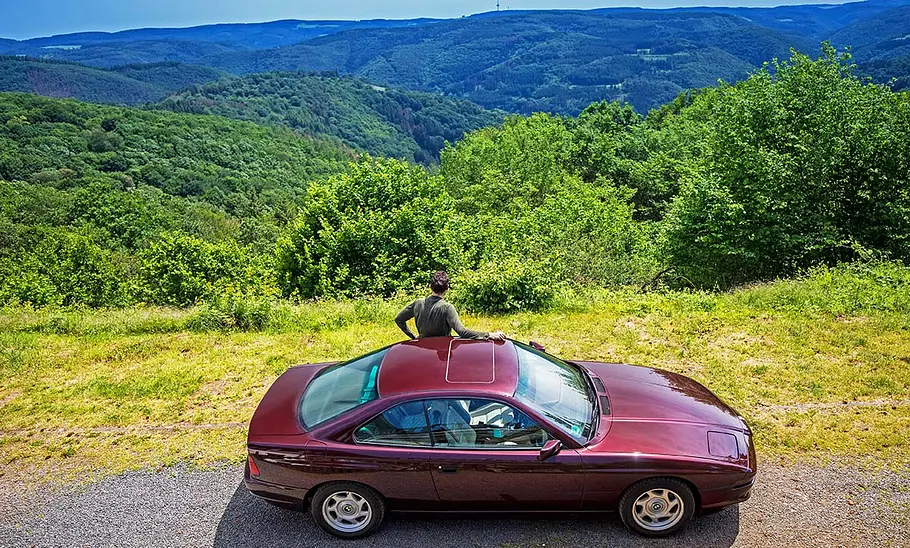 Der BMW 850i stehend seitlich.