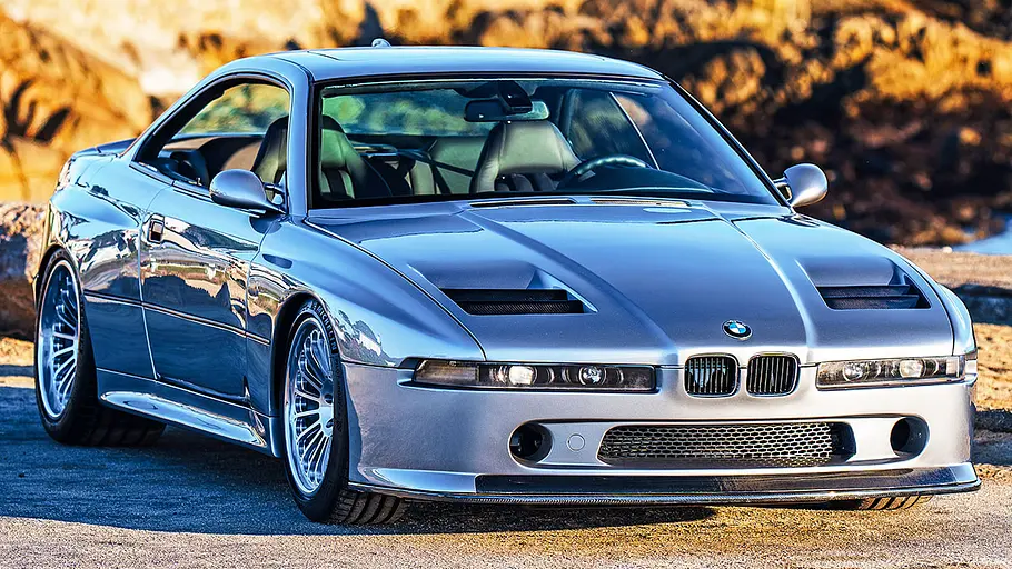 Der BMW 858 CSL stehend von schräg vorne rechts.