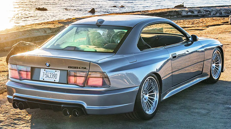 Der BMW 858 CSL stehend von schräg hinten rechts.