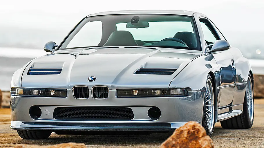 Der BMW 858 CSL stehend von vorne.