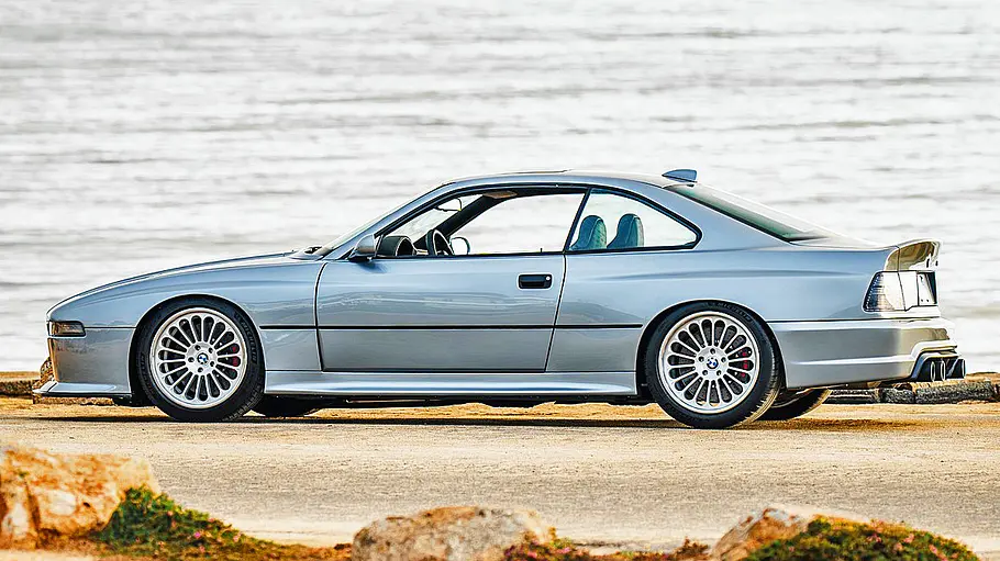 Der BMW 858 CSL stehend von der linken Seite.