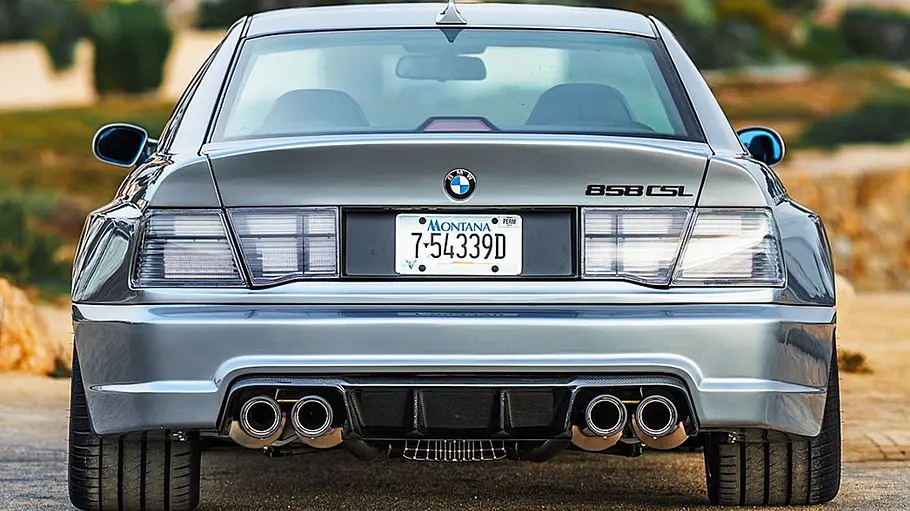 Der BMW 858 CSL stehend von hinten.