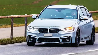BMW blinkt (Symbolbild) - Foto: IMAGO/Andreas Haas