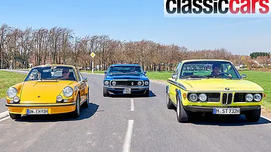 Porsche 911 Carrera RS 2.7, Ford Mustang Boss 302 und BMW 3.0 CSL fahrend von vorne - Foto: Wim Woeber