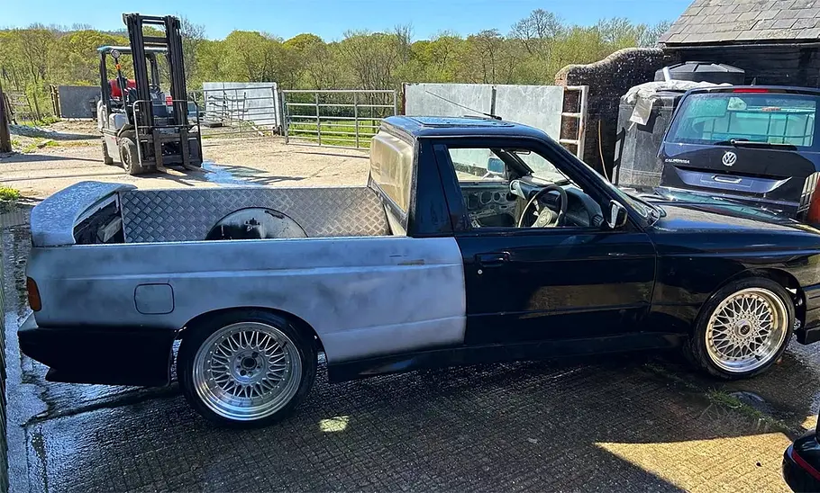 BMW 3er Pick-up Man sieht den BMW 3er Pick-up von der Seite.