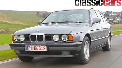 BMW E34 während der Fahrt von vorne fotografiert. - Foto: Jürgen Zerha