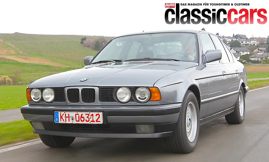 BMW E34 BMW E34 während der Fahrt von vorne fotografiert.