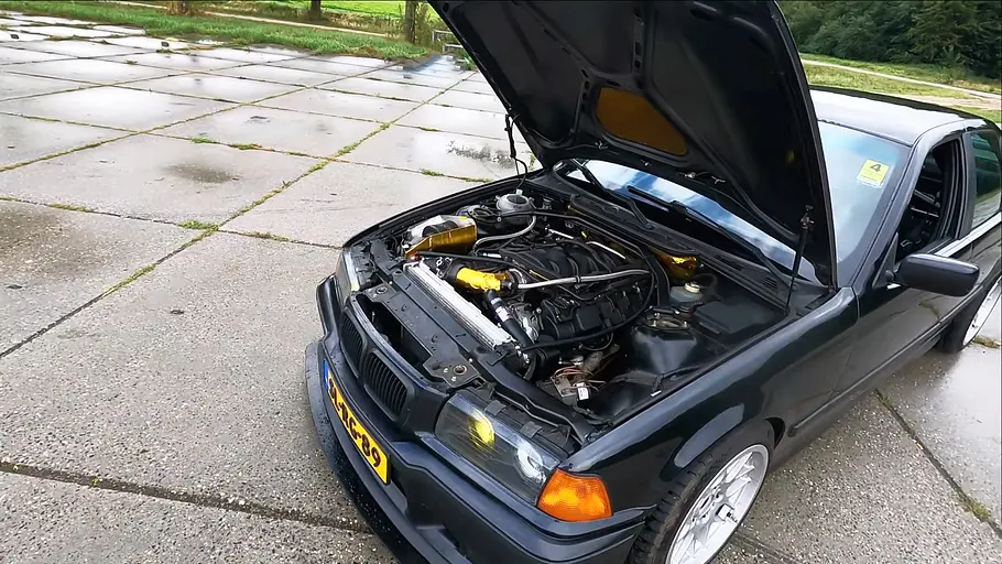 BMW E36 mit Mercedes-V8 Motor des BMW E36 mit Mercedes-V8, fotografiert von schräg oben.