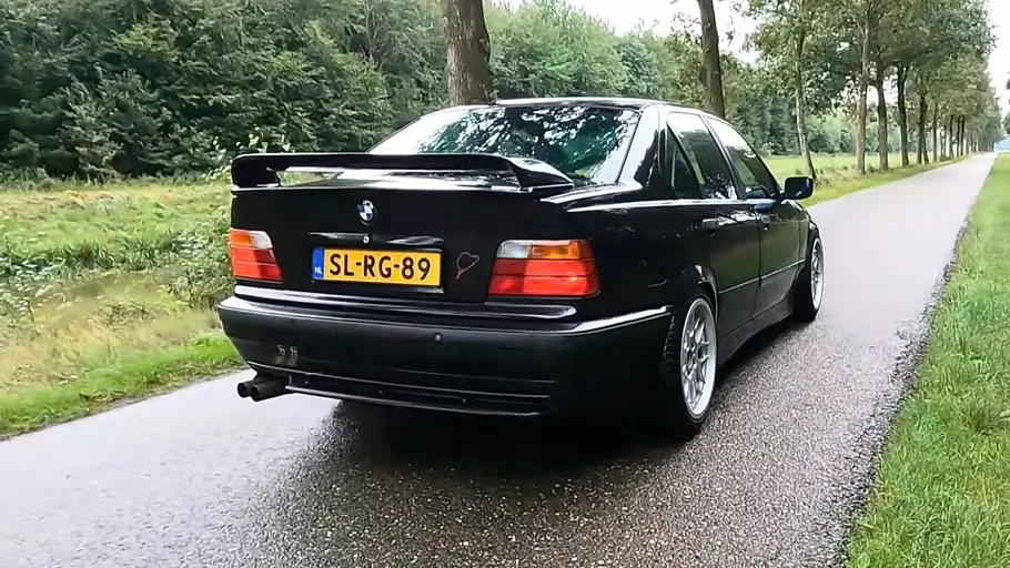 BMW E36 mit Mercedes-V8 BMW E36 mit Mercedes-V8, fotografiert von schräg hinten.