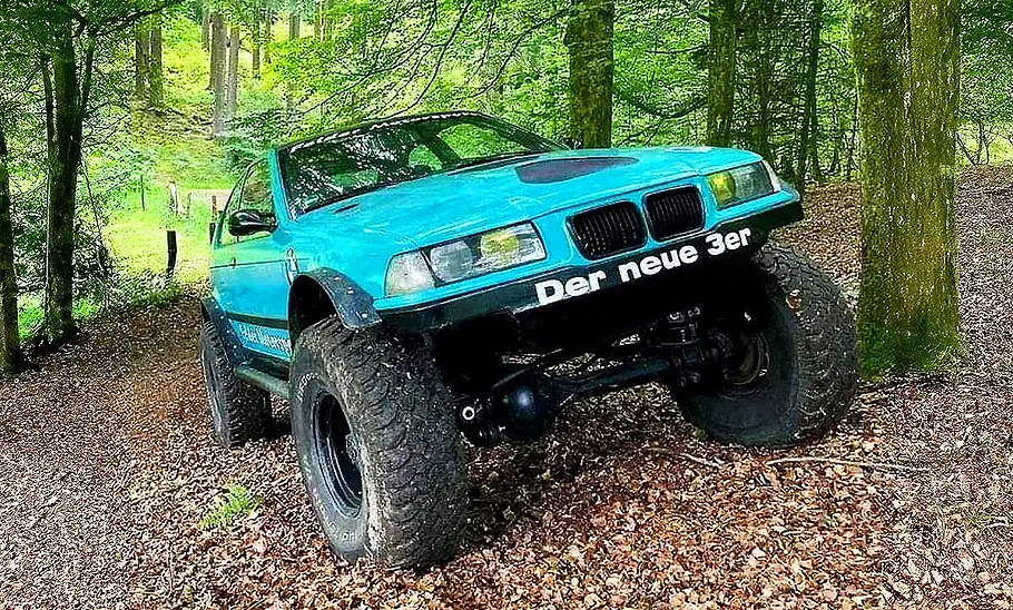 Blick von vorne auf den BMW 3er E36 Offroader.