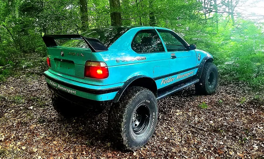 Blick von schräg hinten auf den BMW 3er E36 Offroader.