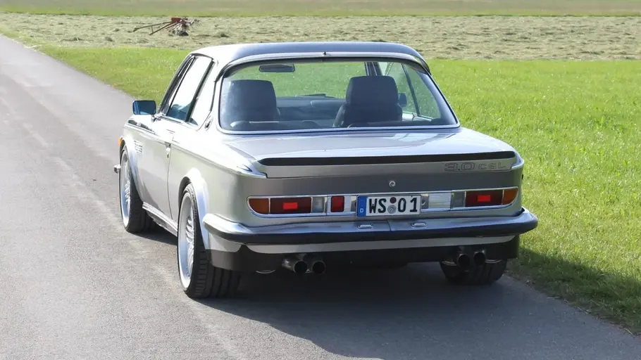 BMW E9 mit M5-Technik von MKO, fotografiert von schräg hinten.