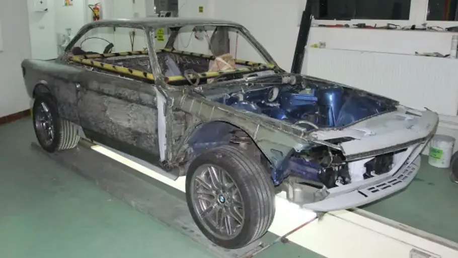 BMW E9 mit M5-Technik von MKO, fotografiert beim Bau von schräg vorne.