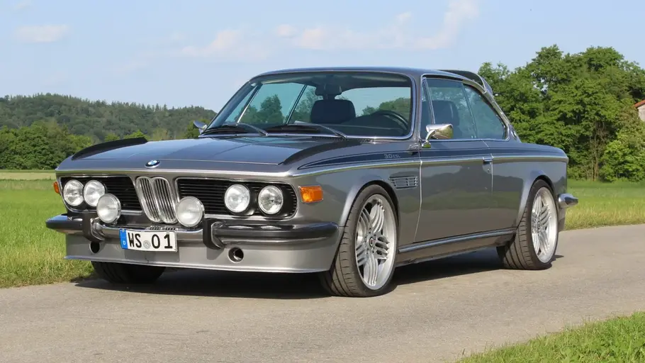 BMW E9 mit M5-Technik von MKO, fotografiert von schräg vorne.