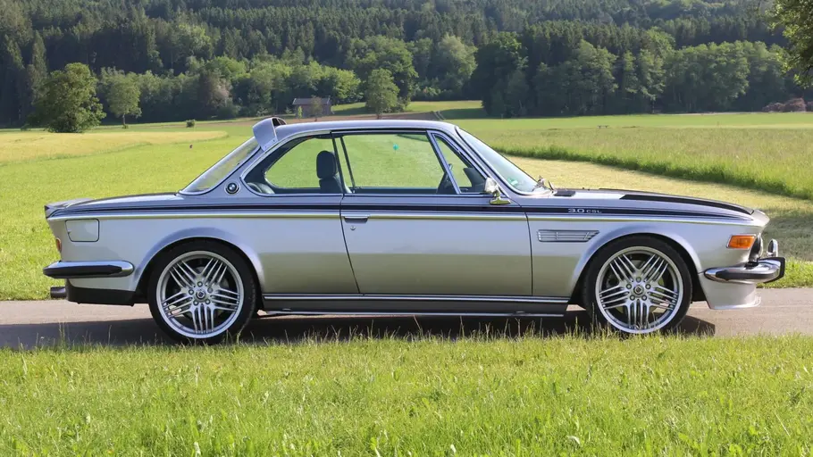 BMW E9 mit M5-Technik von MKO, fotografiert von der Seite.