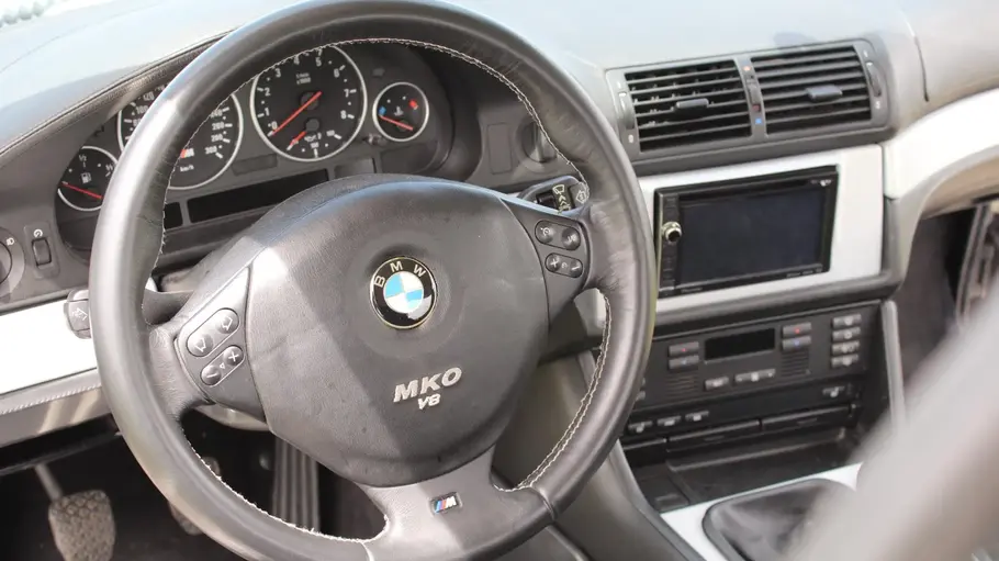 Lenkrad des BMW E9 mit M5-Technik von MKO, fotografiert von hinten.