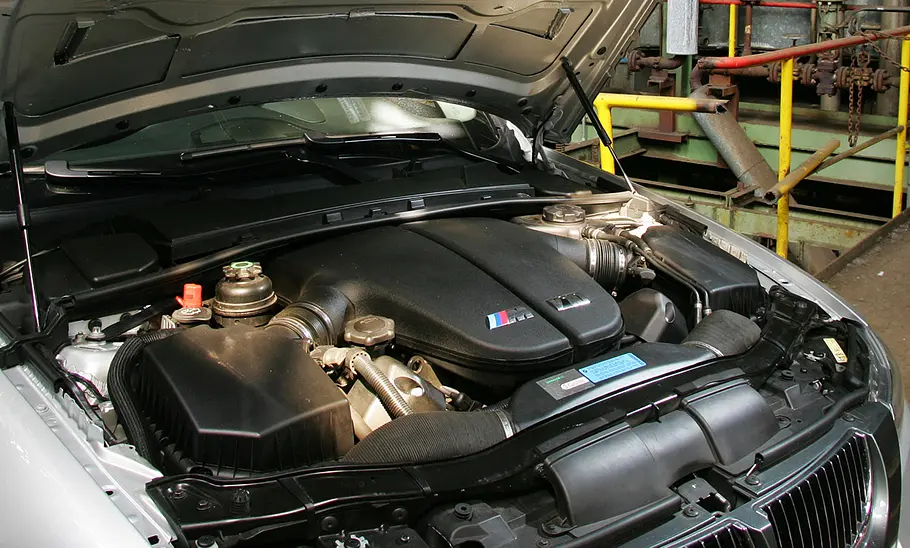 Man sieht den Motorraum des Hartge H50 5.0.