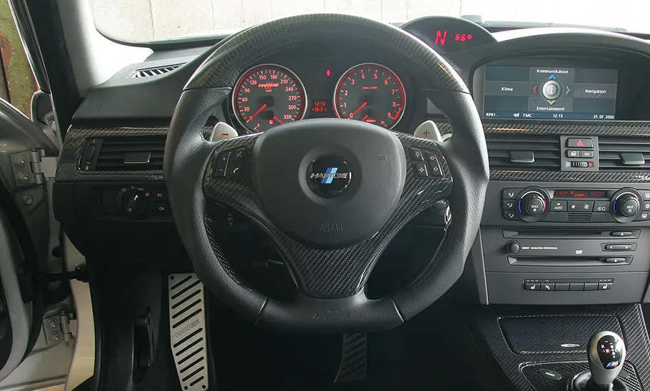BMW 3er Hartge H50 5.0 Man sieht das ausgeformte Hartge-Lenkrad und die Anzeige der Getriebe-Stufe.