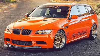 Blick von schräg vorne auf den BMW E91 M3 GTS Touring. - Foto: Turn14 (Instagram)