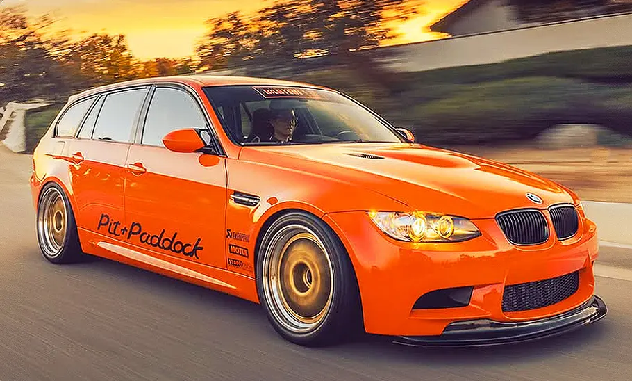 BMW E91 M3 GTS Touring Blick von schräg vorne auf den fahrenden BMW E91 M3 GTS Touring.