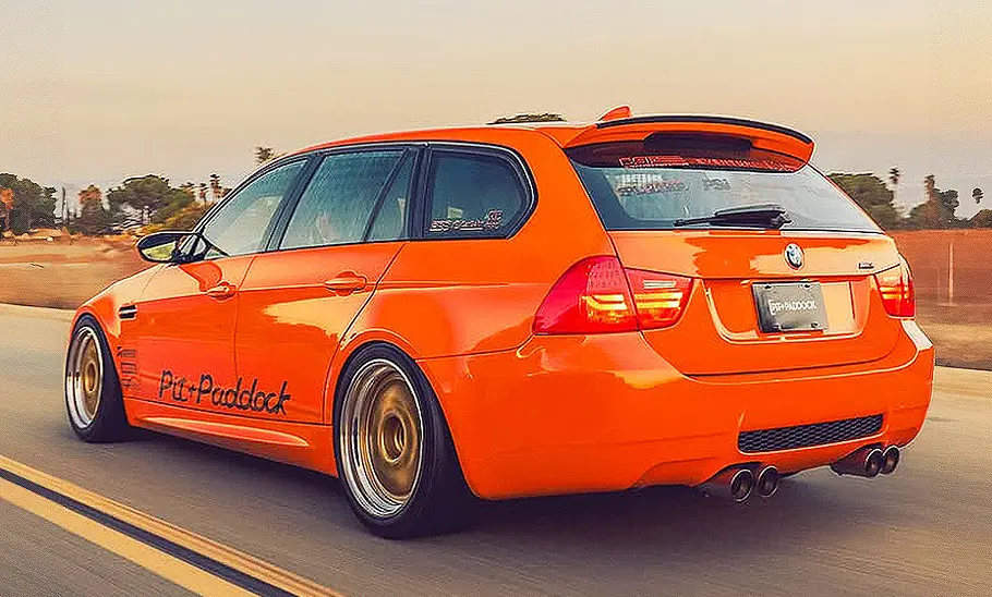 BMW E91 M3 GTS Touring Blick von schräg hinten auf den fahrenden BMW E91 M3 GTS Touring.