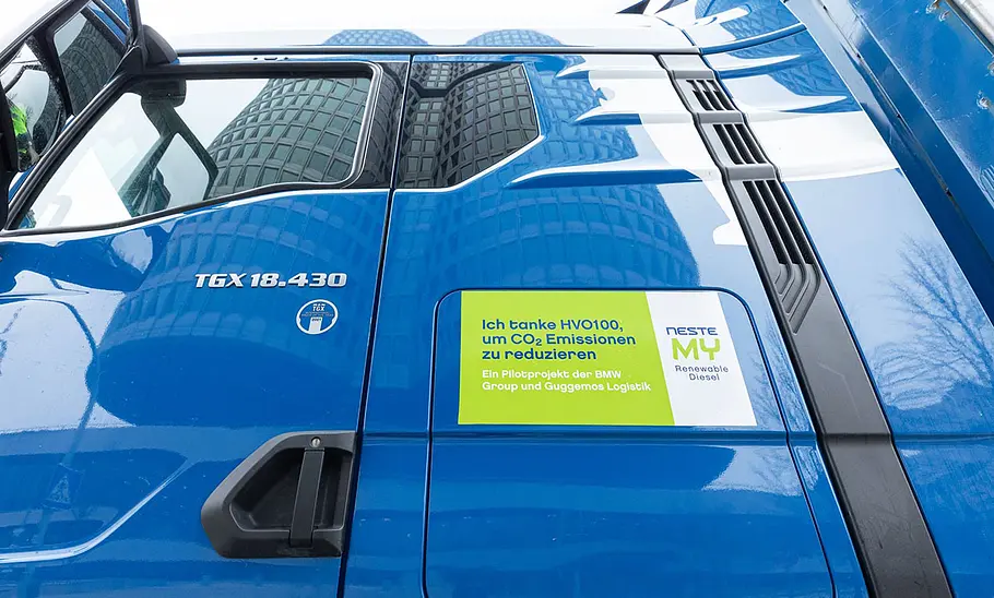 HVO-betriebener Lkw der Firma Guggemos Logistik, die BMW-Werke mit Teilen beliefert.