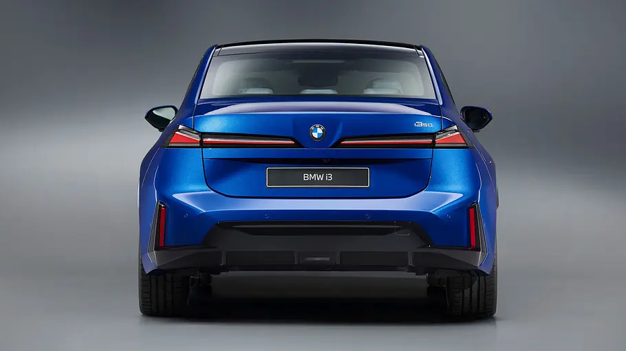 Der BMW i3 steht in Studioumgebung, von hinten fotografiert.
