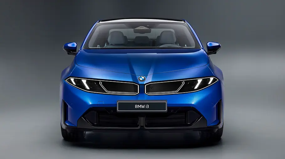 Der BMW i3 steht in Studioumgebung, von vorne fotografiert.