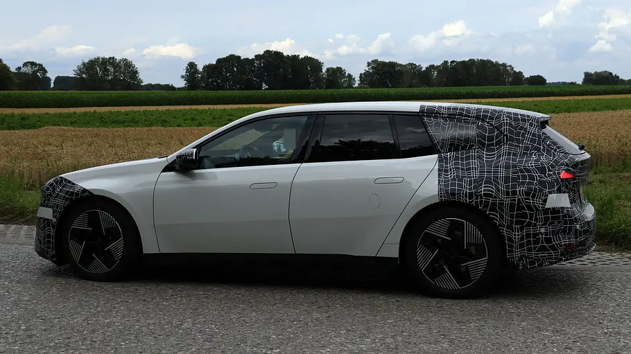 BMW i3 Touring 2027 Erlkönig des BMW i3 Touring 2027, fotografiert von der Seite.