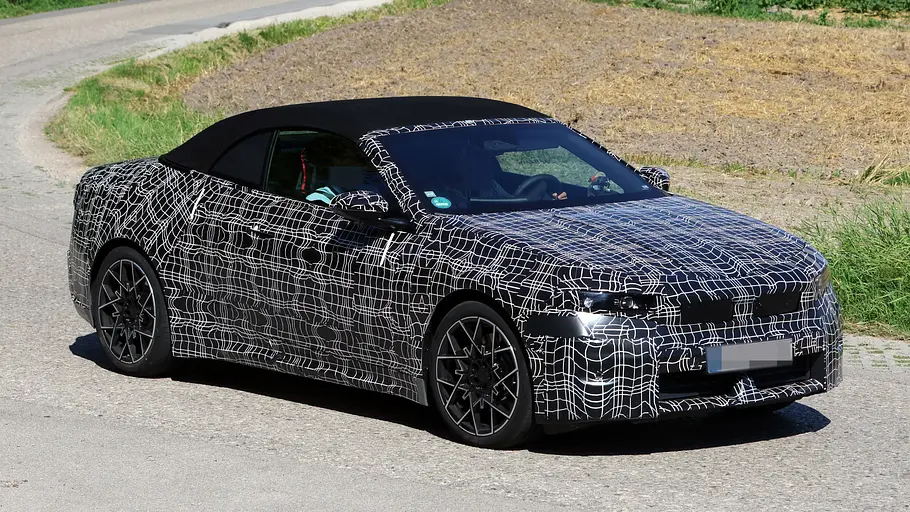Der Erlkönig des BMW i4 Cabrio fahrend von schräg vorne rechts.
