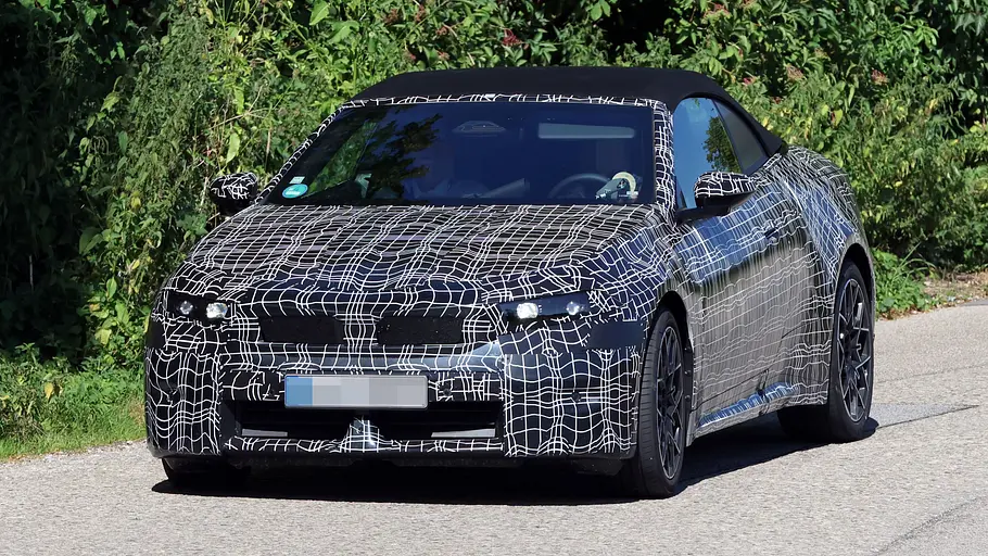 Der Erlkönig des BMW i4 Cabrio fahrend von schräg vorne links.