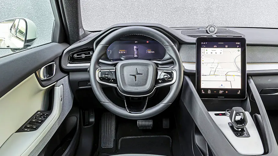 Blick auf die Armaturen im Innenraum des Polestar 2.