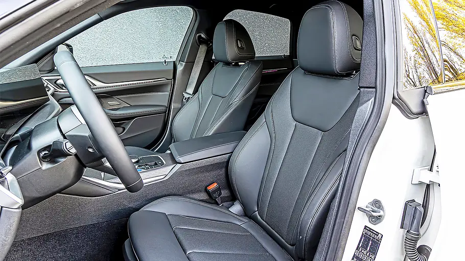 Blick auf die Vordersitze im Innenraum des BMW i4.